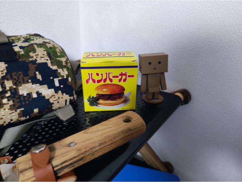 ハンバーガーの箱とダンボーの写真